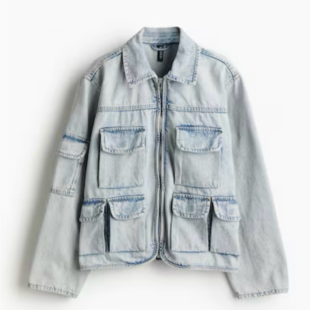 H&M Light Blue Jean Jacket
Size S oversized fits like Medium/Large